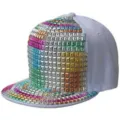 Cappello snapback hip-hop bianco con borchie quadrate colorate per uomo e donna streetwear - Regolabile 55-60cm / Base bianca con borchie quadrate colorate
