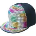 Cappello da baseball hip-hop decorato con rivetti quadrati colorati su base nera - Regolabile 55-60cm / Base blu scuro con borchie quadrate colorate