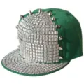 Elegante cappellino da baseball hip hop verde con borchie quadrate e a cono argentate - Regolabile 55-60cm / Base verde con borchie quadrate argento e punte