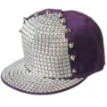 Cappello hip-hop viola a tesa piatta con borchie quadrate argentate e punte metalliche. - Regolabile 55-60cm / Base viola con borchie quadrate argento e punte