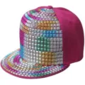 Berretto hip hop a tesa piatta magenta con borchie metalliche quadrate colorate - Regolabile 55-60cm / Base rosa fucsia con borchie quadrate colorate
