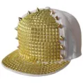 Cappellino hip hop bianco a tesa piatta con borchie dorate e punte metalliche. - Regolabile 55-60cm / Base bianca con borchie quadrate dorate e punte