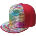 Cappellino da baseball hip-hop rosso con borchie quadrate arcobaleno su visiera e fronte. - Regolabile 55-60cm / Base rossa con borchie quadrate colorate