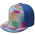 Cappellino snapback hip-hop blu decorato con borchie quadrate colorate sulla visiera - Regolabile 55-60cm / Base blu reale con borchie quadrate colorate