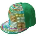 Cappellino da baseball hip-hop verde con borchie quadrate arcobaleno e visiera piatta - Regolabile 55-60cm / Verde brillante con strass colorati