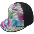 Berretto da baseball hip-hop con borchie quadrate colorate e visiera piatta arcobaleno - Regolabile 55-60cm / Nero con strass colorati
