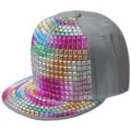 Berretto hip-hop a tesa piatta decorato con borchie quadrate colorate arcobaleno - Regolabile 55-60cm / Grigio chiaro con strass colorati