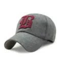 Casquette de baseball en feutre de laine gris avec lettre B gothique brodée marron - 56-60cm Réglable / R-Base Grise Lettres Rouge Vin