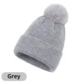 Gorro de punto acrílico gris cálido para invierno con pompón de piel sintética a juego - Talla Adulto (54-60cm) / Gris