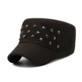 Modische dunkelbraune Woll-Militärkappe mit dekorativen silbernen Nieten für den Winter - Verstellbar 56-59cm / Kaffeebraun