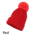 Caldo berretto invernale in maglia acrilica rossa con un grande pompon in ecopelliccia - Rosso (Stile Pompon)