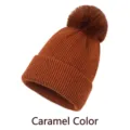 Berretto invernale in maglia di acrilico color caramello con grande pompon di pelliccia - Caramello