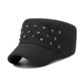 Warme schwarze Woll-Militärmütze mit dekorativen silbernen Kegelnieten für den Punk-Look - Verstellbar 56-59cm / Dunkelgrau