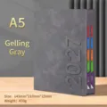 Agenda A5 gris 2027 con pestañas mensuales en escritorio de madera - Versión 3D 2027 (Edición China) / Gris