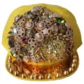 Gorra de hip hop amarilla con remaches punk dorados y un gran emblema de cabeza de león metálica - Estilo de Cabeza de León / Amarillo Con Cabeza de León