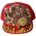 Gorra de béisbol hip hop roja con tachuelas doradas punk y emblema de cabeza de león - Estilo de Cabeza de León / Rojo Con Cabeza de León