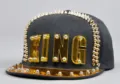 Cappello hip-hop con lettere in acrilico dorato KING e borchie nere in stile punk - Nero Oro King