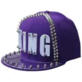Cappellino da baseball hip-hop viola a tesa piatta con lettere in acrilico e borchie punk - Re Viola