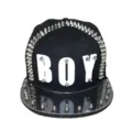 Berretto hip-hop punk a tesa piatta con lettere BOY in acrilico e borchie argentate - Nero Lettera Bianca BOY