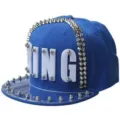 Cappello hip-hop blu con lettere KING in acrilico bianco e rivetti punk argentati - Colored blue KING