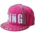 Cappellino hip-hop rosa a tesa piatta con lettere KING in acrilico e borchie punk. - Rose Red KING