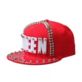 Cappellino hip-hop punk rosso con lettere QUEEN in acrilico bianco e borchie in metallo - Regina Rossa