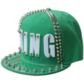 Cappellino hip-hop verde con visiera piatta, lettere KING in acrilico e borchie punk - Green king