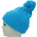 Berretto in maglia acrilica blu chiaro tinta unita con pompon per calore invernale e stile. - Blu Lago (Palla di Filo)