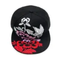 Schwarze Snapback-Kappe mit aufwendiger roter und rosa chinesischer Blumenstickerei - Schmetterlingsblumen-Stickerei / Schwarz