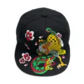 Schwarze Hip-Hop-Flat-Brim-Baseballkappe mit detaillierter bunter Drachen-Stickerei - Phönix Stickerei / Schwarz