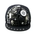 Schwarze Punk-Hiphop-Kappe mit silbernen Totenköpfen, Spikes und Wellrohr-Dekor - Verstellbar 56-60cm / Rohr Geist Stil