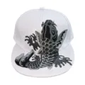 Weiße verstellbare Snapback-Kappe mit großer, detaillierter grauer Koi-Fisch-Stickerei - Koi Fisch Stickerei / Weiß