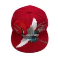 Rote Snapback-Kappe mit flacher Krempe und Stickerei eines traditionellen Kranichs - Kranich-Stickerei / Rot