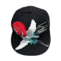 Trendiges schwarzes Snapback-Cap mit detaillierter Kranich-Stickerei im China-Stil - Kranich-Stickerei / Schwarz