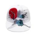 Weißer Snapback-Hut mit traditioneller Kranich- und Sonnenstickerei im Skater-Design - Kranich-Stickerei / Weiß