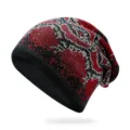 Warme schwarze Strickmütze mit funkelndem Schlangenhaut-Muster aus roten Strasssteinen - Einheitsgröße / Rot