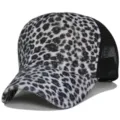 Atmungsaktiver Trucker-Hut mit Leopardenmuster und schwarzem Mesh-Rücken für Damen - Schwarz-Weißer Leopardenprint