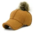 Warme braune Wildleder-Baseballkappe mit Plüschbommel und Fleecefutter für Herbst und Winter - 56-59cm(Einstellbar) / Gelb (Mit Pompon)