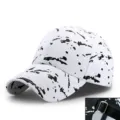 Stilvolle weiße Baseballkappe mit einem kühnen schwarzen Tintenspritzer-Graffiti-Print - Verstellbar (56-60cm) / Tintenspritzer Weiß