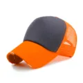 Tweekleurige grijs-oranje truckerpet met ademend mesh en distressed details op de klep - Verstelbaar (56-59cm) / Oranje en Grijs Kleurblok