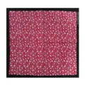 Vista detallada de la bandana cuadrada de algodón rojo con estrellas y lunares blancos - 55cmx55cm / Rojo con Estrellas Blancas