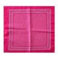 Vista detallada de una bandana cuadrada magenta con un patrón de lunares blancos y borde - 55cmx55cm / Rosa rojo