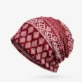 Vista detallada del gorro burdeos con estampado paisley y delicados detalles florales - Talla Única (Alta Elasticidad) / Estilo 4 (Paisley) / Burdeos