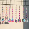 Detail van kristallen zonnevangers met diverse prismavormen en regenboogeffect - Kerstboom Stijl (50mm)