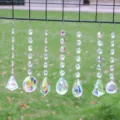 Detailopname van zeven diverse kristallen zonnevangers die buiten in de tuin hangen - Kristallen Bol Stijl (30mm)