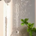 Primer plano de atrapasol de cristal con vibrantes reflejos de luz de arco iris - 螺旋阶梯款式1