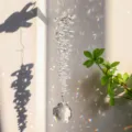 Detalle de atrapasueños de cristal que refleja la luz del arco iris en la pared - 塔状长条款式2