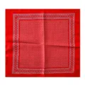 Vista detallada de una bandana roja con lunares blancos y bordes decorativos. - 55cmx55cm / Rojo