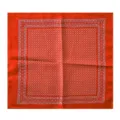 Vista detallada de un pañuelo cuadrado rojo con un patrón clásico de lunares blancos - 55cmx55cm / Rojo Anaranjado
