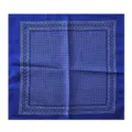 Vista detallada de un pañuelo bandana azul con estampado de lunares blancos - 55cmx55cm / Azul